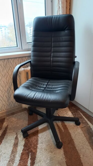 офисное кресло бу купить: Офисное кресло, Б/у, С колесиками, цвет - Черный, Кожа, Самовывоз, Платная доставка