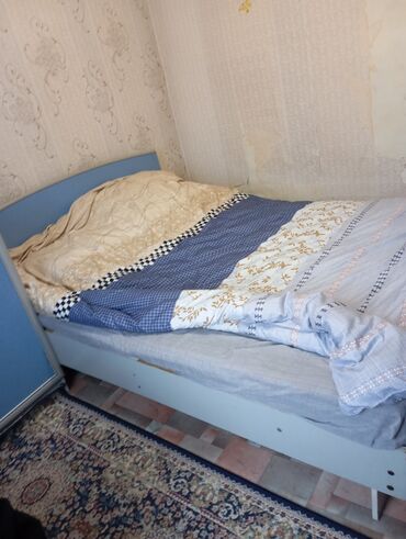 металлический кроват: Спальный гарнитур, Двуспальная кровать, Комод, Трюмо, цвет - Голубой, Б/у