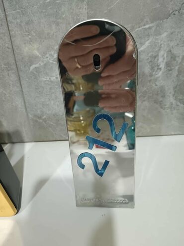 Parfemi: Crna bočica parfema Versace Crystal Noir sa fasetiranim čepom u obliku — 28