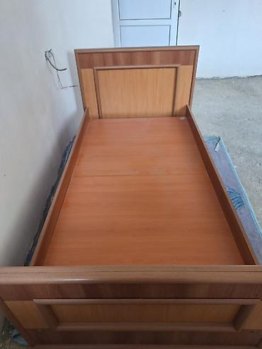 Tək nəfərlik taxta çarpayı
Matras yoxdur