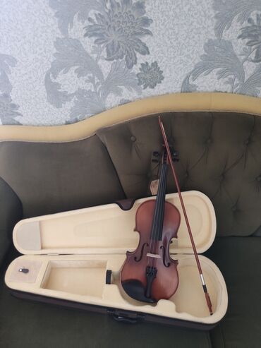 Səs avadanlığı: Model: Soundstation VPVI 44 pro səsi çox gözəldi əl işi deyil amma