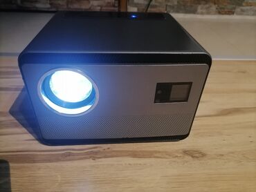 Projektori: Multimedijalni Smart Android projektor – LED Ima fleku u slici. - — 2