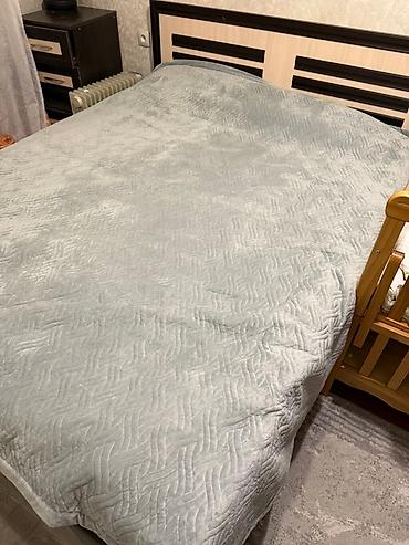 bunk bed: Двухъярусная кровать из светлого дерева с лестницей и бортиками — 3