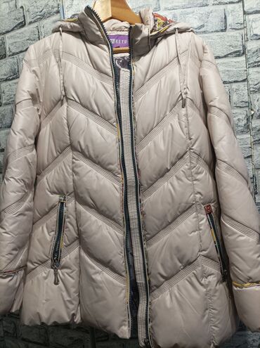 длинное трикотажное платье с капюшоном: Теплая верхняя одежда — два варианта: 1) Женская утепленная куртка с