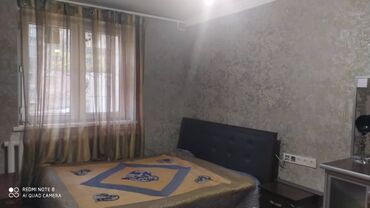 Двуспальные кровати: Продаю б/у 2-х спальную кровать с мягким изголовьем, с матрасом под