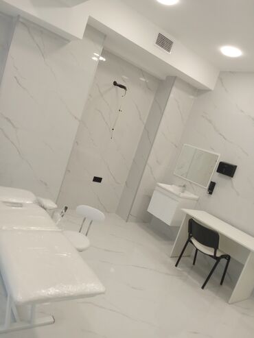 Kommersiya daşınmaz əmlakının satışı: KLİNİKA icarəyə verilir. Otaqların sayı 21 di. SAHƏSİ 430 kV . YENİ — 30