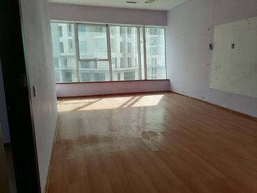 Ofislər: 160kv 1 boöyük zal, 3 otaq, 2 duşavoydan ibarətdir. Af mall-ın 3-cü — 8