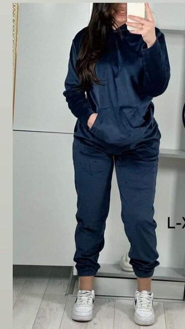 Gornji i donji deo: Plisane trenerke,vece velicine.
2.700
L,XL,2XL,3XL — 7