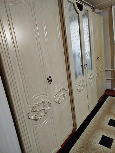 Эмерек: Классический платяной шкаф с резным декором и зеркальными створками — 1