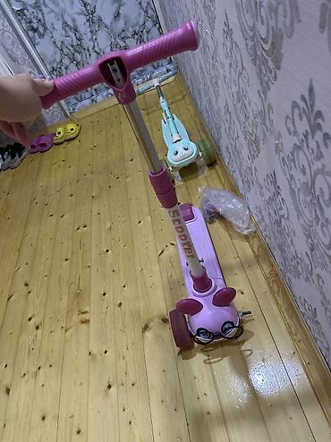 Skuter qız uşağı üçün. Musiqili, işıqlı. Sadəcə təkəri çıxıb