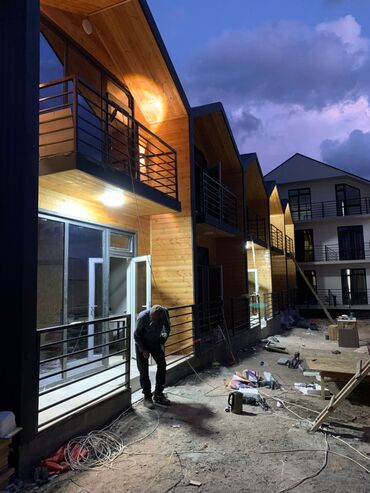 Металлические лестницы: Прочная металлическая лестница с площадкой и перилами, предназначенная — 7