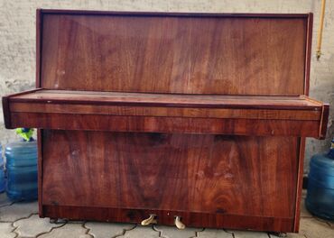 Пианино: В хорошем состоянии. Нужна настройка, и пару клавиш зависает. Торг — 2