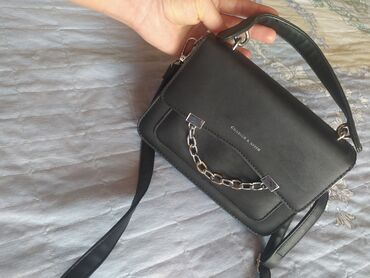 Toy paltarları və aksesuarları: Çiyin çantası, Charles & Keith