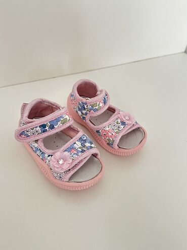 20 размер: Продается детская обувь 
Производство Польша 🇵🇱 
Размер 20