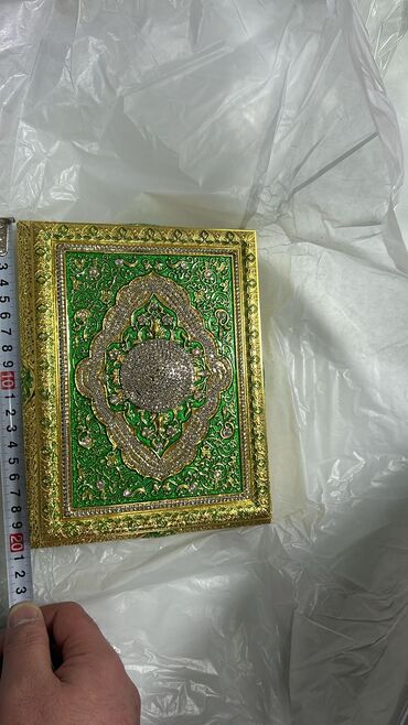 Dini kitablar: .Demir quran qablari 80 manatdan baslayir. Plastik quran qablâri 50 — 19