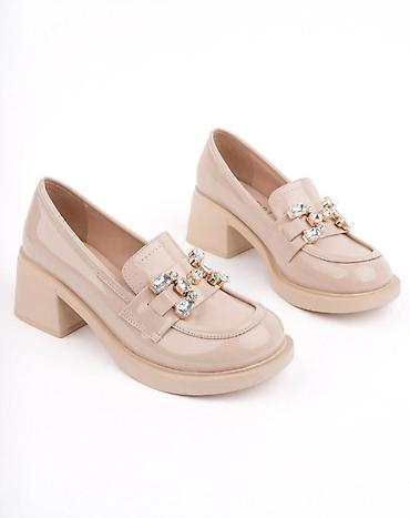 cicekli don: Qadın loaferləri – parlaq laklı üst və daşlı aksesuar - Model — 2