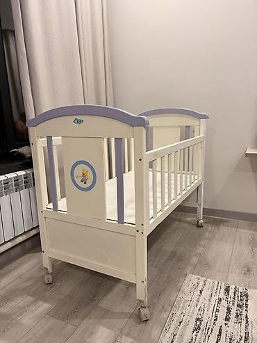 bunk bed: Детская кроватка на колёсиках, выполнена в классическом дизайне в — 3