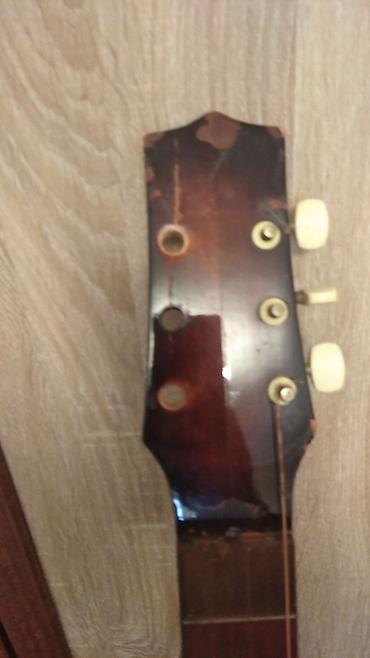 gitara capo: Akkustik gitara – klassik korpus, tünd qəhvəyi sunburst lak örtüyü — 3