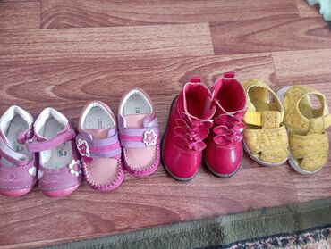 вещи для новорождённых: Обувь детская за всё 2000 сом. надо только почистить и будут как