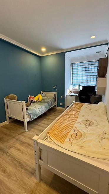 Продажа коттеджей и домов: Продается 2-х эт. дом + цокольный этаж Район Киргизия-1 Зем. участка - — 10