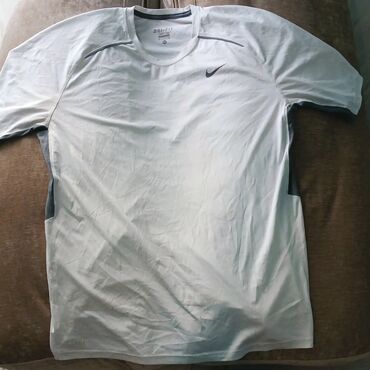 Αθλητικά ρούχα: Ώρα για στυλ και άνεση! Το T-shirt Nike Dri-Fit σε μέγεθος XL είναι