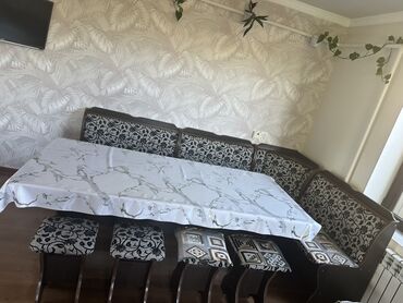 кофейный столик: Кухонный уголок с большим обеденным столом и табуретами. Состав