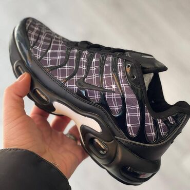 Patike: Nike air max tn patike 

Novo
Brojevi 36 do 46

fb Moja Kupovina 1 — 6