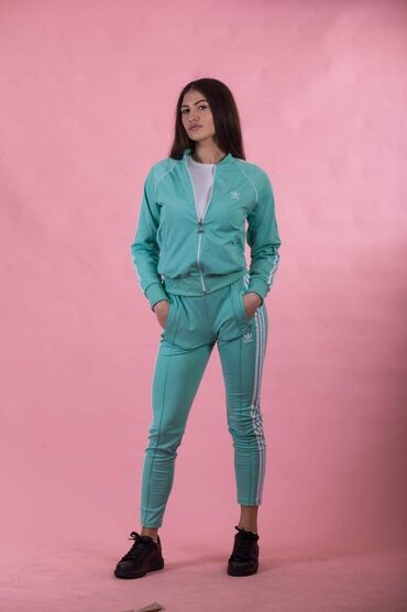 Gornji i donji deo: Zenske trenerke
S M L XL
3000 — 8