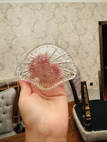 Külqabılar: Dörd ədəd "TOM Bohemia Crystal" markalı kristal qab dəsti. Hər qabın — 4