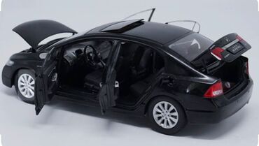 Avtomobil modelləri: Honda Civic sedan – qara rəngdə miqyaslı die-cast model avtomobil — 3