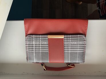 сумочка ручной работы: Маленькая красная сумочка,абсолютно новая!!!Внутри много чего