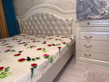 металические кровати: Спальный гарнитур, Двуспальная кровать, Тумба, Матрас, цвет - Белый, Б/у