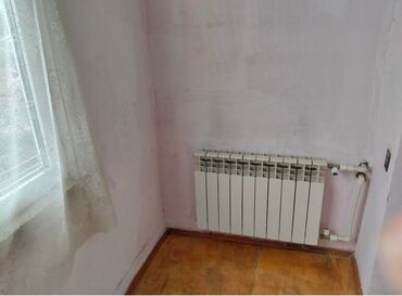 Uzunmüddətli kirayə mənzillər: Komidin: Kiçik ölçülü, bir neçə çekmecəli. - Radiator: Divara — 6