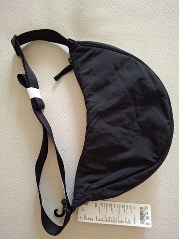 брелок для ключей от машины: Продаю новую сумка банан, производитель Uniqlo, цвет черный, внутри