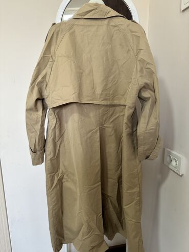 Пуховики и зимние куртки: Продаю 1) зимняя куртка размер 48 - 3000 сом 2) Деми куртка размер — 11