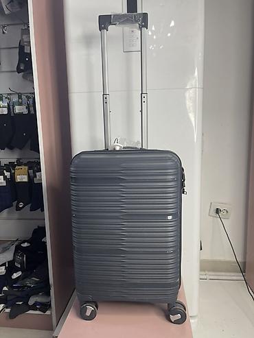 Чемоданы: Чемодан, Новый, Материал: Пластик, Маленький (до 40 л), Твердый корпус — 4