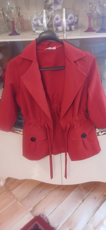 Dəstlər, kostyumlar: Qadın geyimləri. HER BIRI 10-15AZN her biri 1ce defe geyinilib — 3