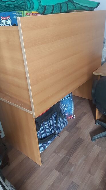 iki nəfərlik yazı masası: Ofis mebeli əla vəziyyətdə iki stol,bir eded komputer masası,1 eded