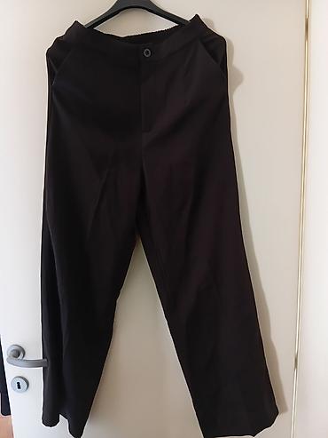 pantalone sat: Crne elegantne pantalone - Kroj: ravan/klasičan, blago širi nogavice — 1