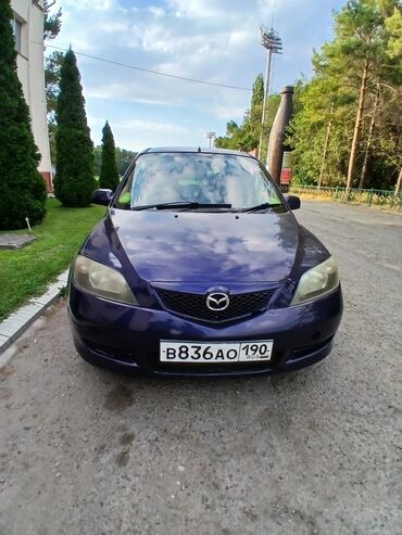 арзан баада машиналар: Автомобиль Mazda Demio синего цвета, представленный в кузове хэтчбек