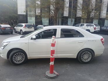 Chevrolet: Chevrolet Cobalt, ağ rəng, sedan gövdə. Xüsusiyyətlər: - Avtomat — 2