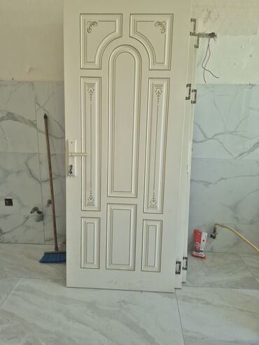 qapi rengleri: Daxili istifadə üçün nəzərdə tutulmuş ağ rəngli taxta qapı. Bu qapı
