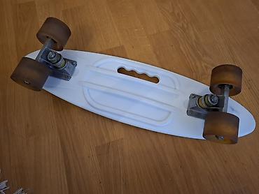 board: Plastik kruyzer skeytbord hər 4 təkəri işıqlarir. Uzunluğu: 58.5cm — 2