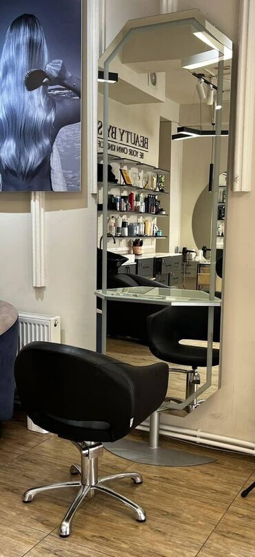 тумба на колесиках: . Gözəllik salonu üçün tam təchiz olunmuş iş stansiyası və dekor
