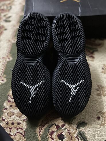 Кроссовки и спортивная обувь: Jordan оригинал брали в Дубае . После покупки стала мала