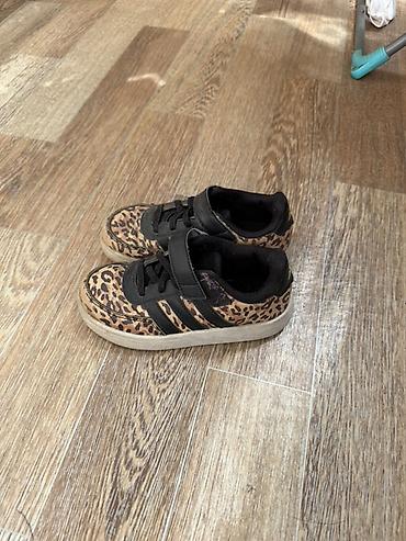 Детские кроссовки Adidas с леопардовым принтом. - Бренд: Adidas at lalafo.kg Детские кроссовки Adidas с леопардовым принтом. - Бренд: Adidas