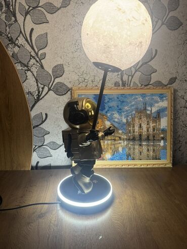 продаю настольную лампу: Лампа Настольная, Космонавт