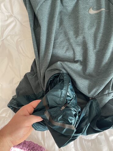 Šuškavci: 2 u 1
Nike duks gornji deo
M veličina
8000din
Iz inostranstva — 9