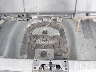 цены на авто: Gümüşü rəngli Toyota Prius hibrid avtomobili. Bu, şəhər ətrafında qısa