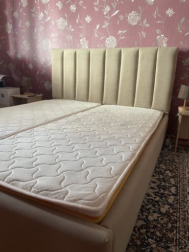 Двуспальные кровати: Двуспальная кровать, Б/у, С матрасом, длина - 200 см